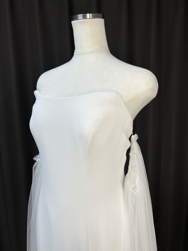 ビスチェやや左アングルです。両袖のチュールスリーブは取り外しが出来る仕様です。