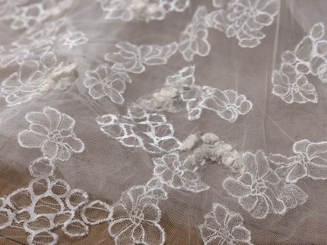 フラワーの刺繍には銀糸とシルクオーガンジーで立体的に創られたフラワーモチーフもちりばめられています。