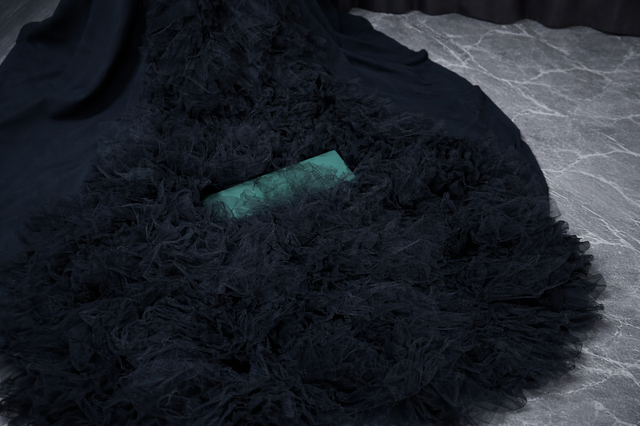 バックトレーン部分のモチーフに一部破れがあります。