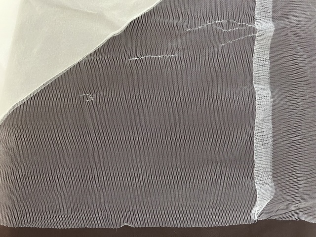１枚目右裾あたりの補修ヶ所です。数か所点在していますが当社極細透明糸での補修によりほとんど目立ちません。