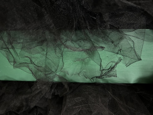 上記アップです。分かりやすい様に下にカラー板を挟みました。細かい破れが一個のモチーフに<br />あります。外観からは判別出来ない状態までには修復しています。<br />